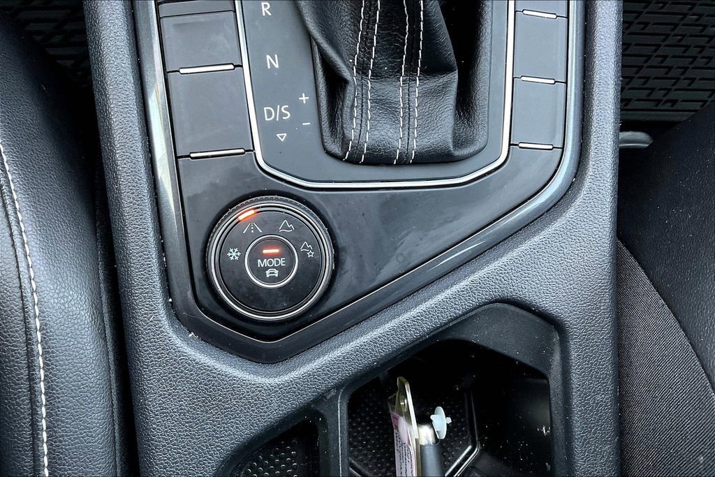 Used 2021 Volkswagen Tiguan SE image 32