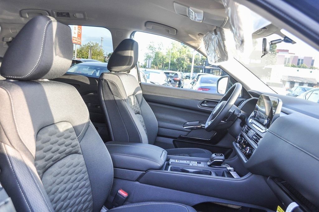 New 2024 Nissan Pathfinder S image 16