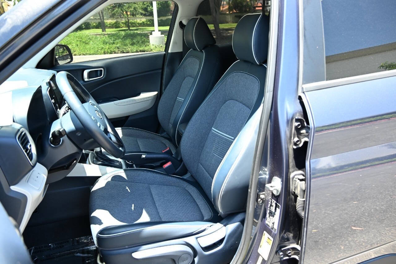 Used 2022 Hyundai Venue Limited FWD image 12