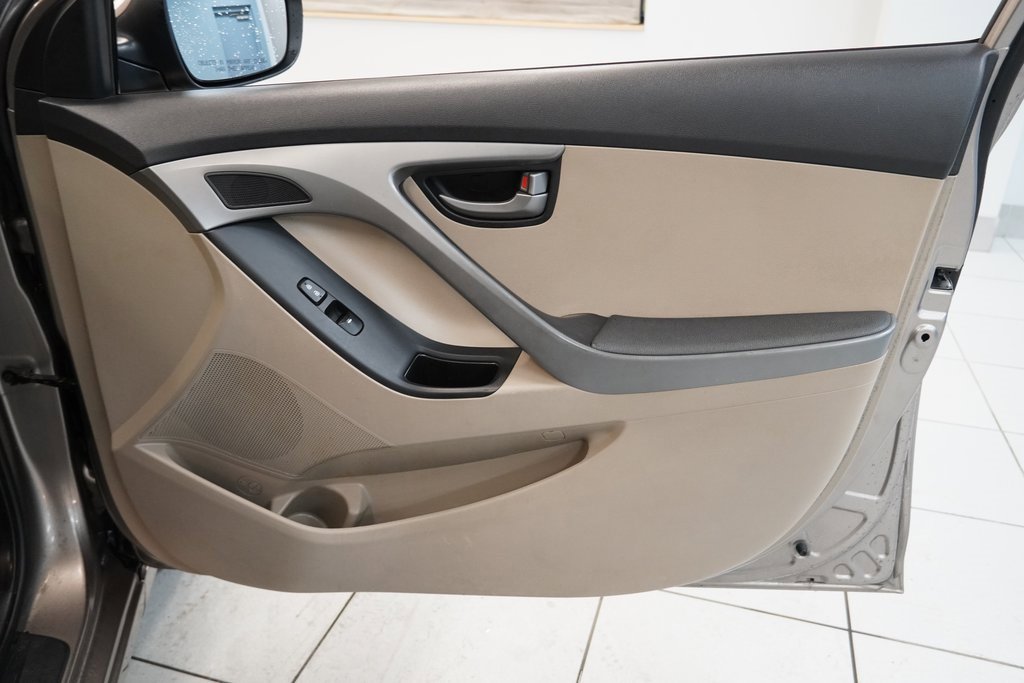 Used 2015 Hyundai Elantra SE image 28