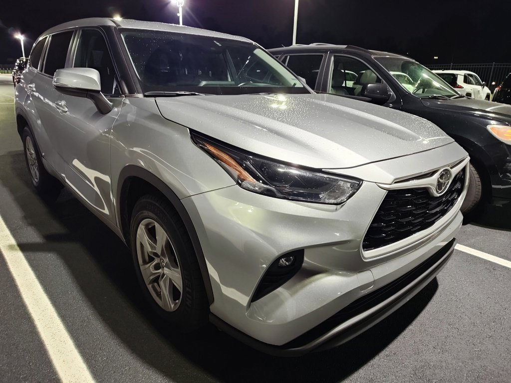 Used 2024 Toyota Highlander LE FWD image 3