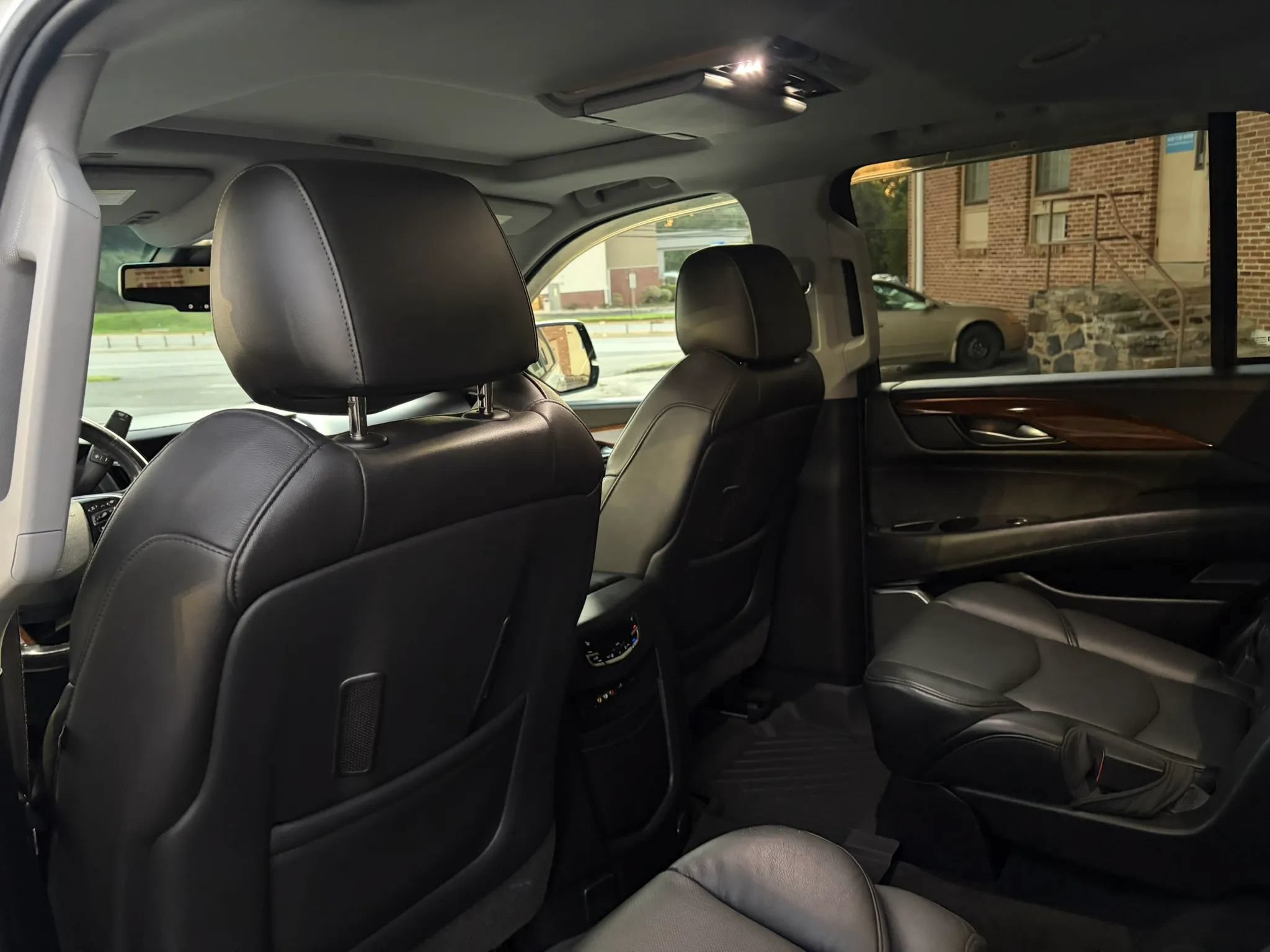 Used 2016 Cadillac Escalade Luxury AWD/4WD image 37