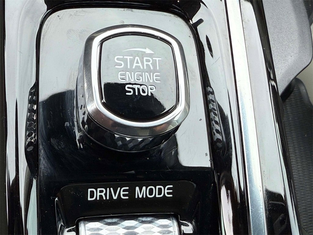 Used 2019 Volvo S60 T8 Inscription image 25