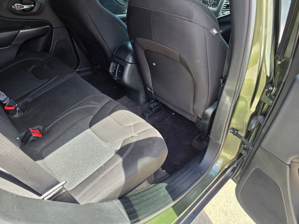 Certified 2019 Jeep Cherokee Latitude w/ Popular Appearance Group image 33