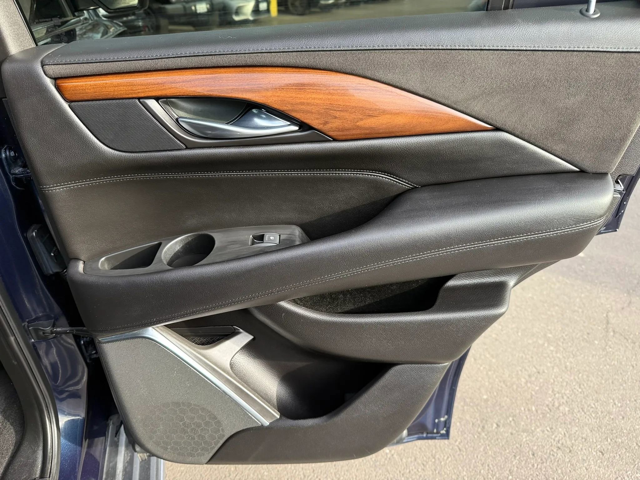 Used 2017 Cadillac Escalade Premium Luxury image 22