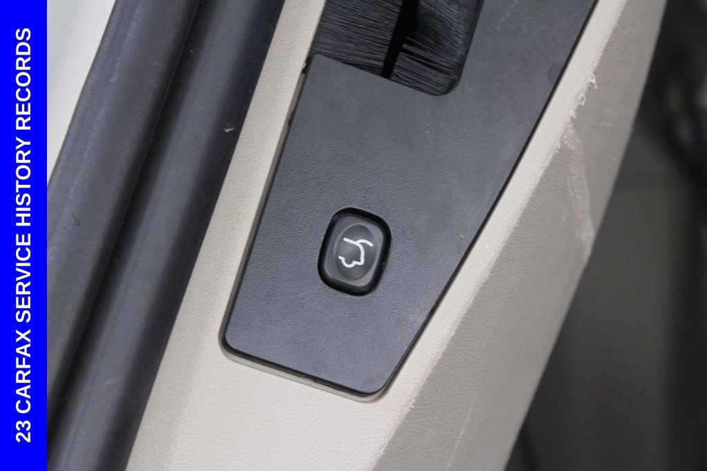 Used 2016 Chrysler Town & Country Touring-L image 11