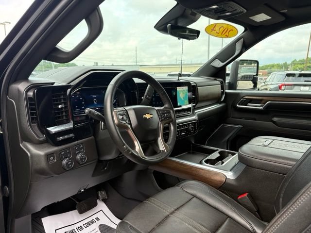 Used 2024 Chevrolet Silverado 2500 High Country w/ Technology Package AWD/4WD image 3