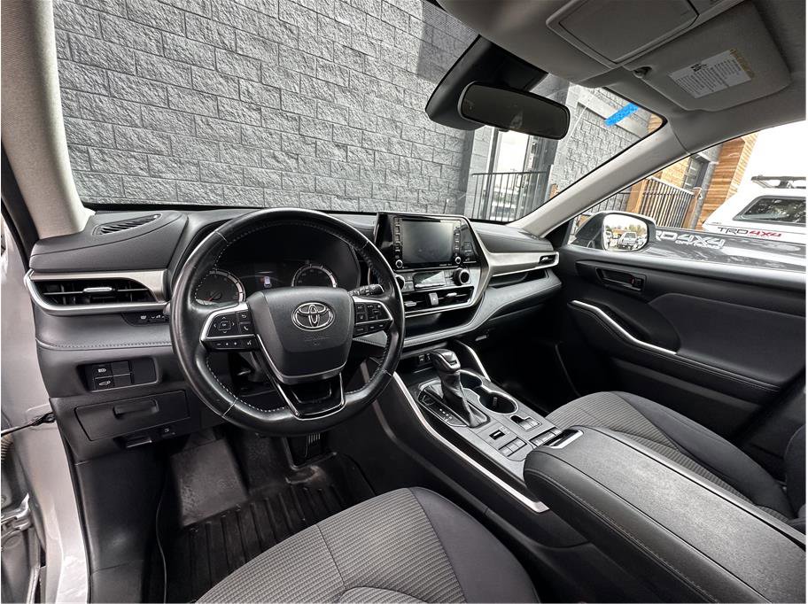 Used 2020 Toyota Highlander LE AWD/4WD image 14