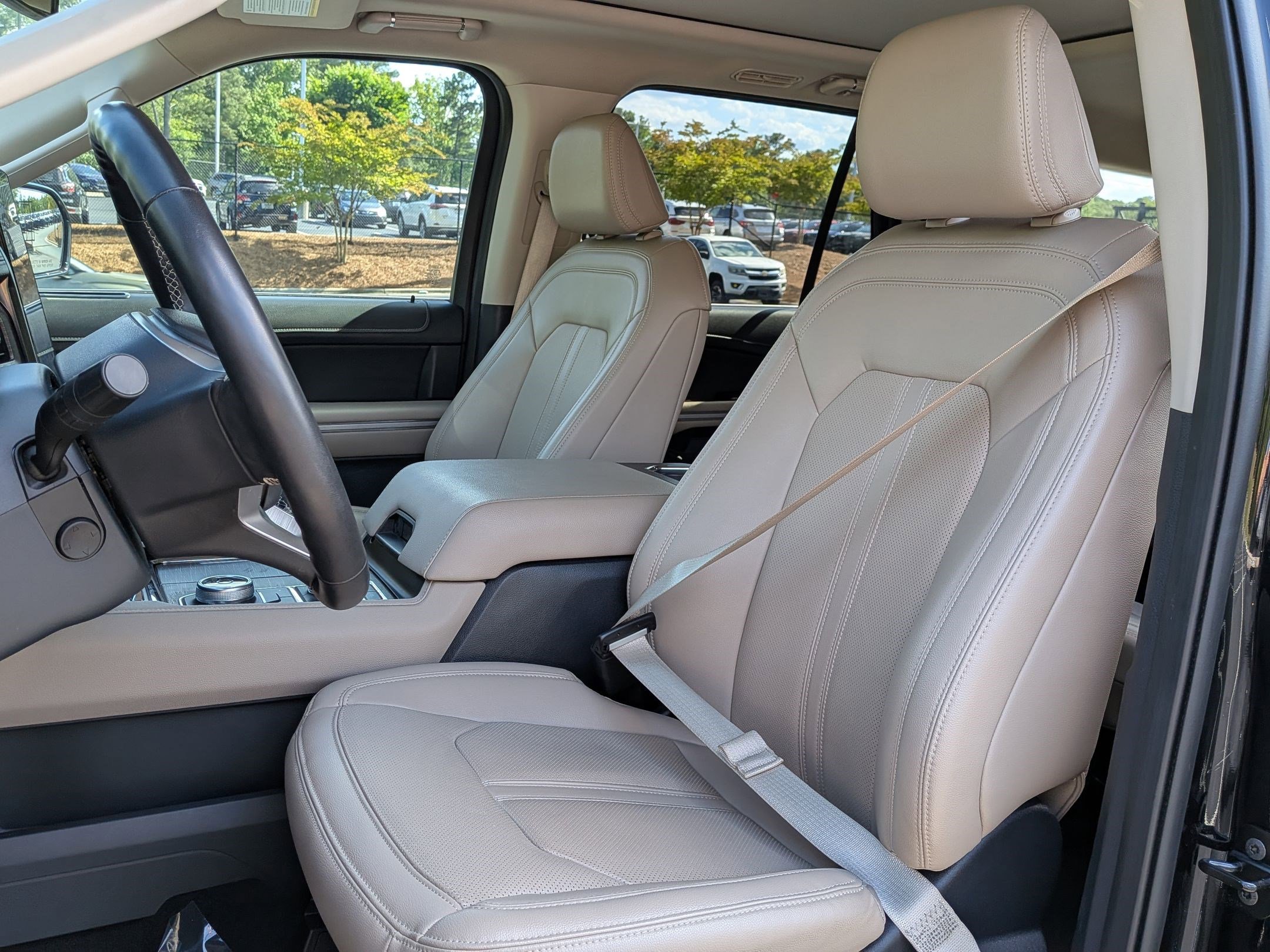 Used 2024 Ford Expedition Limited AWD/4WD image 16