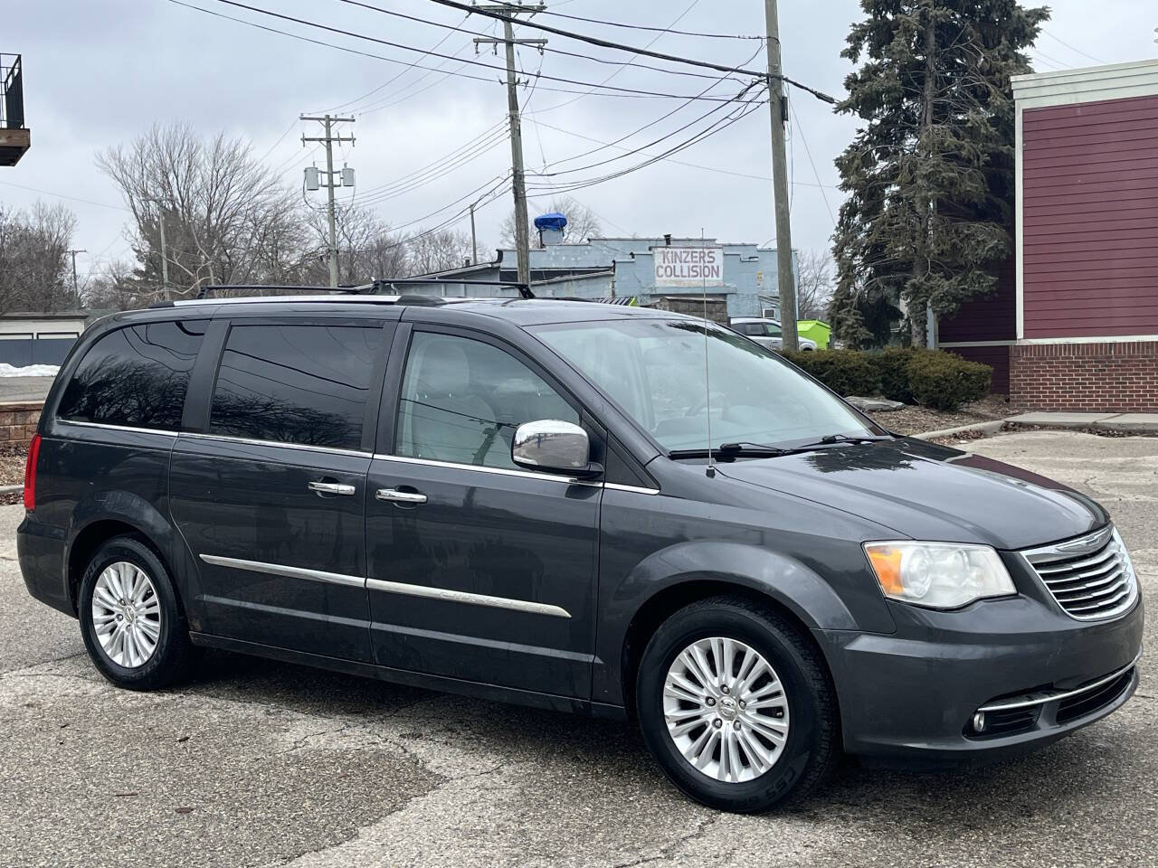 Used 2012 Chrysler Town & Country Limited w/ Luxury Group FWD image 3
