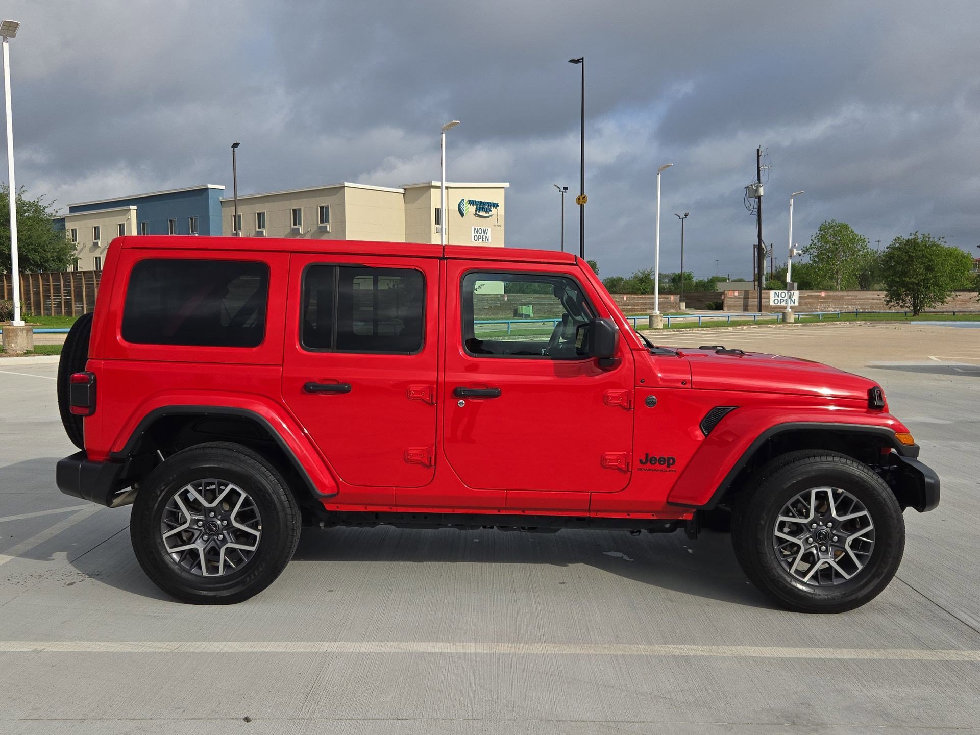 Used 2025 Jeep Wrangler Sahara AWD/4WD image 2