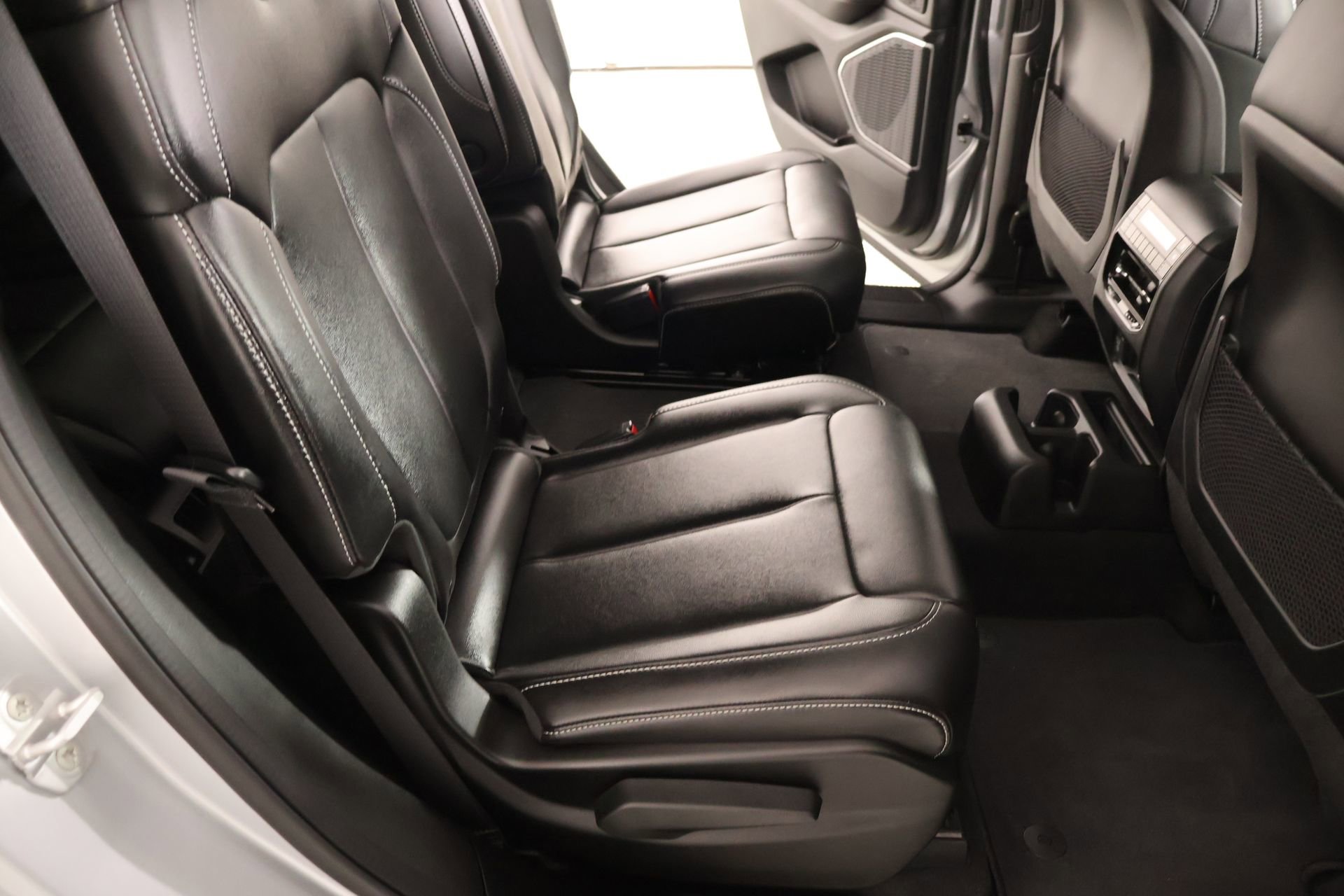 Used 2025 Jeep Grand Cherokee L Limited w/ Black Appearance Package image 16