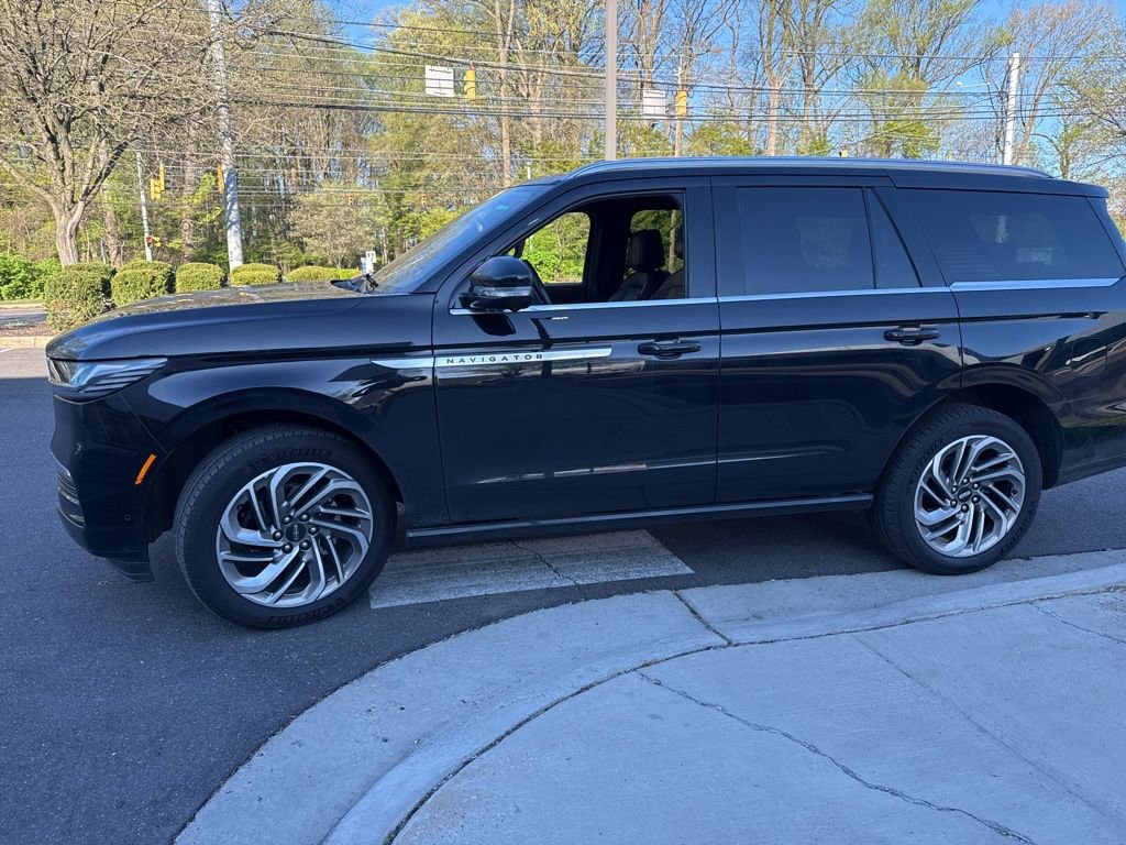 Used 2025 Lincoln Navigator Reserve image 4
