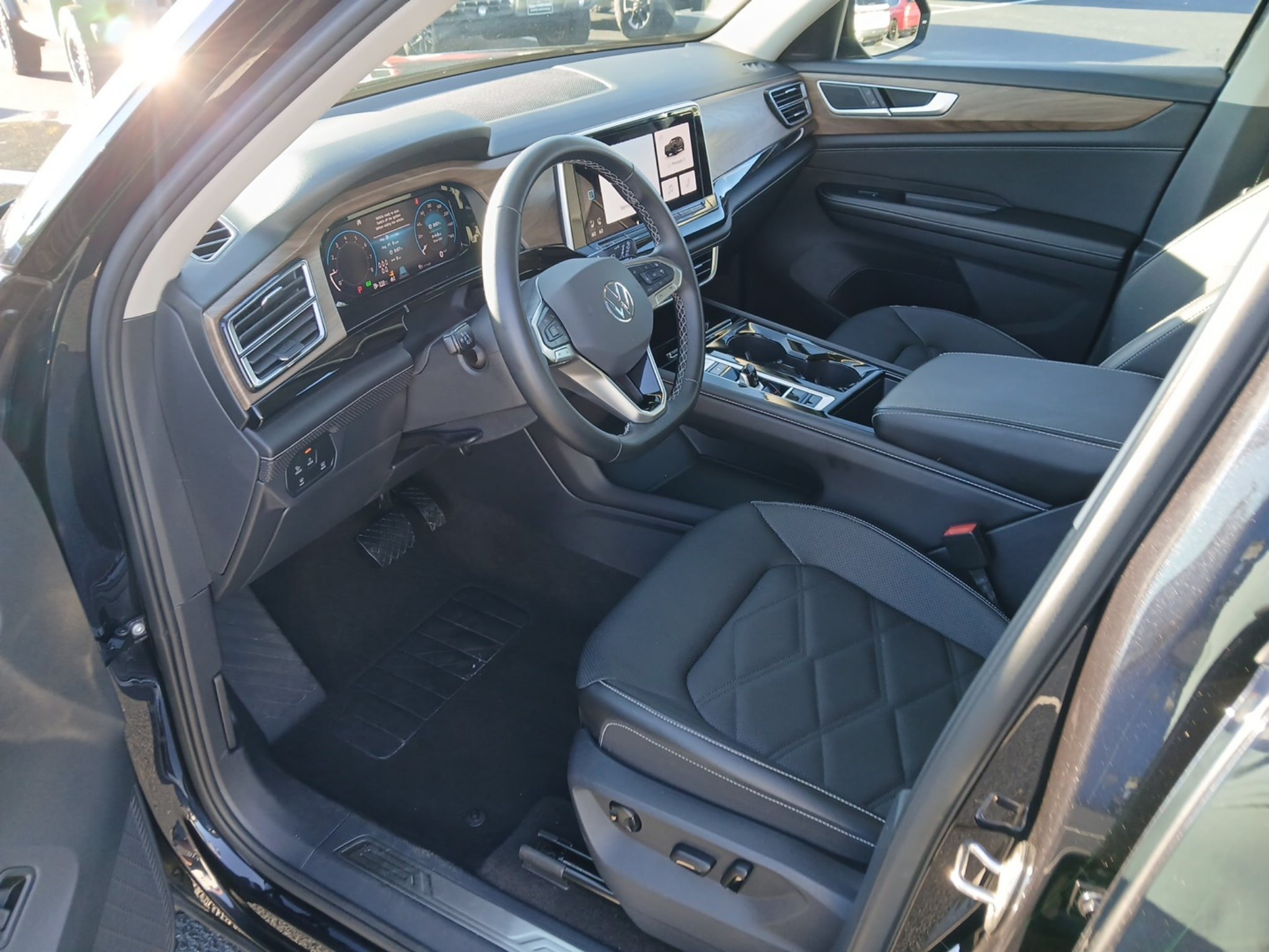 Used 2025 Volkswagen Atlas SE FWD image 7