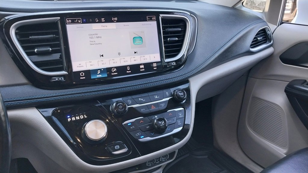 Used 2021 Chrysler Pacifica Touring-L image 25