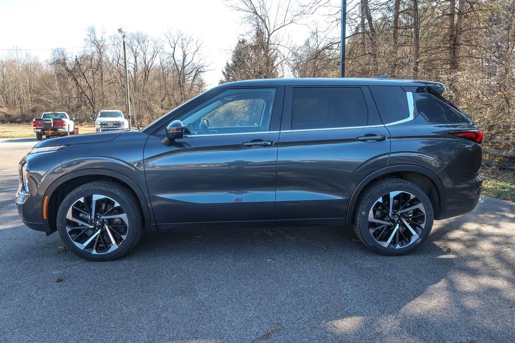 Used 2024 Mitsubishi Outlander image 3
