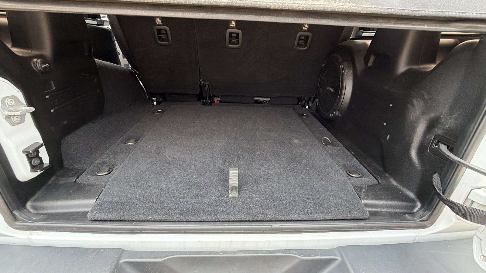 Used 2018 Jeep Wrangler Unlimited Sahara AWD/4WD image 12