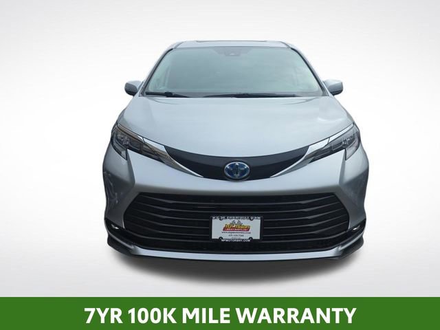 Used 2025 Toyota Sienna XLE w/ XLE Plus Package image 2