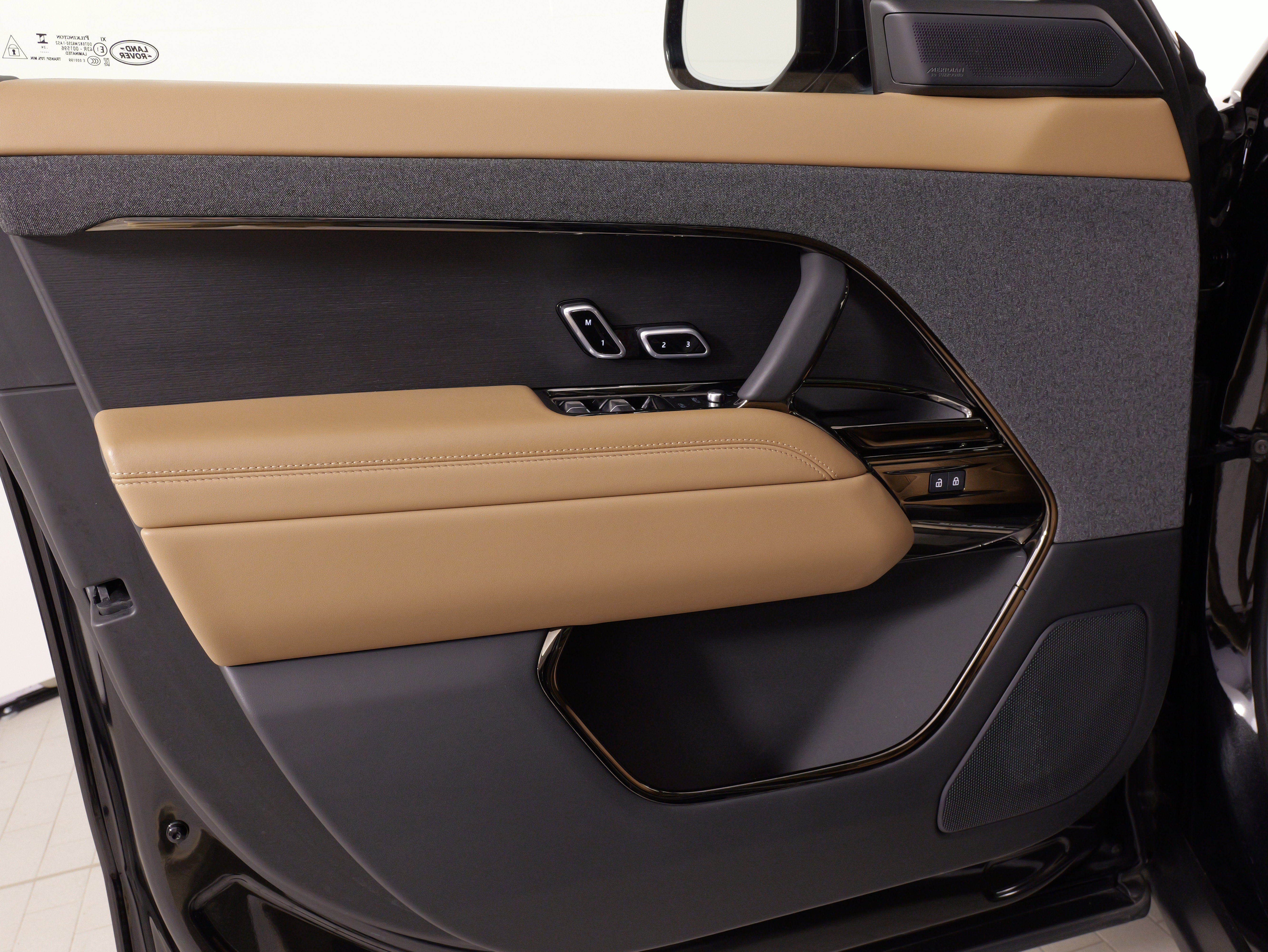 Used 2025 Land Rover Range Rover Sport SE image 23