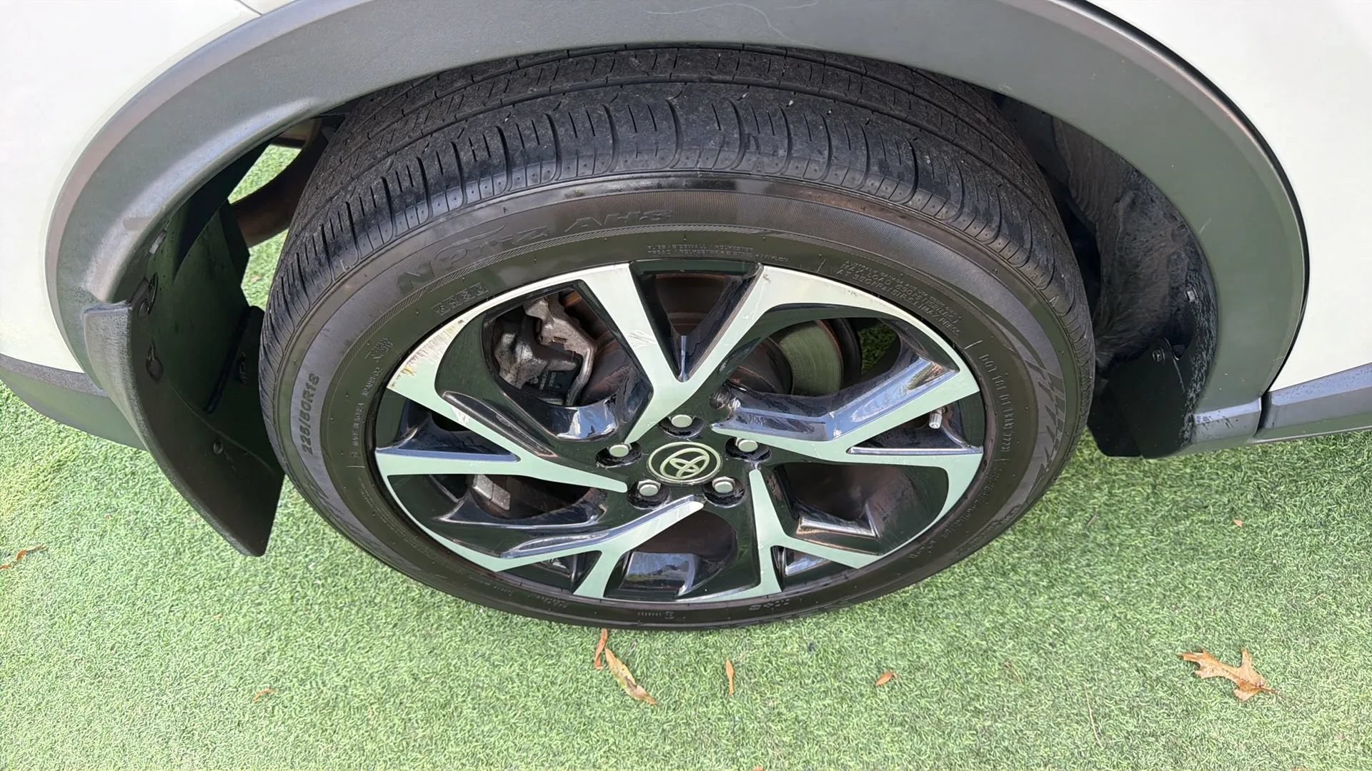 Used 2020 Toyota C-HR XLE FWD image 26