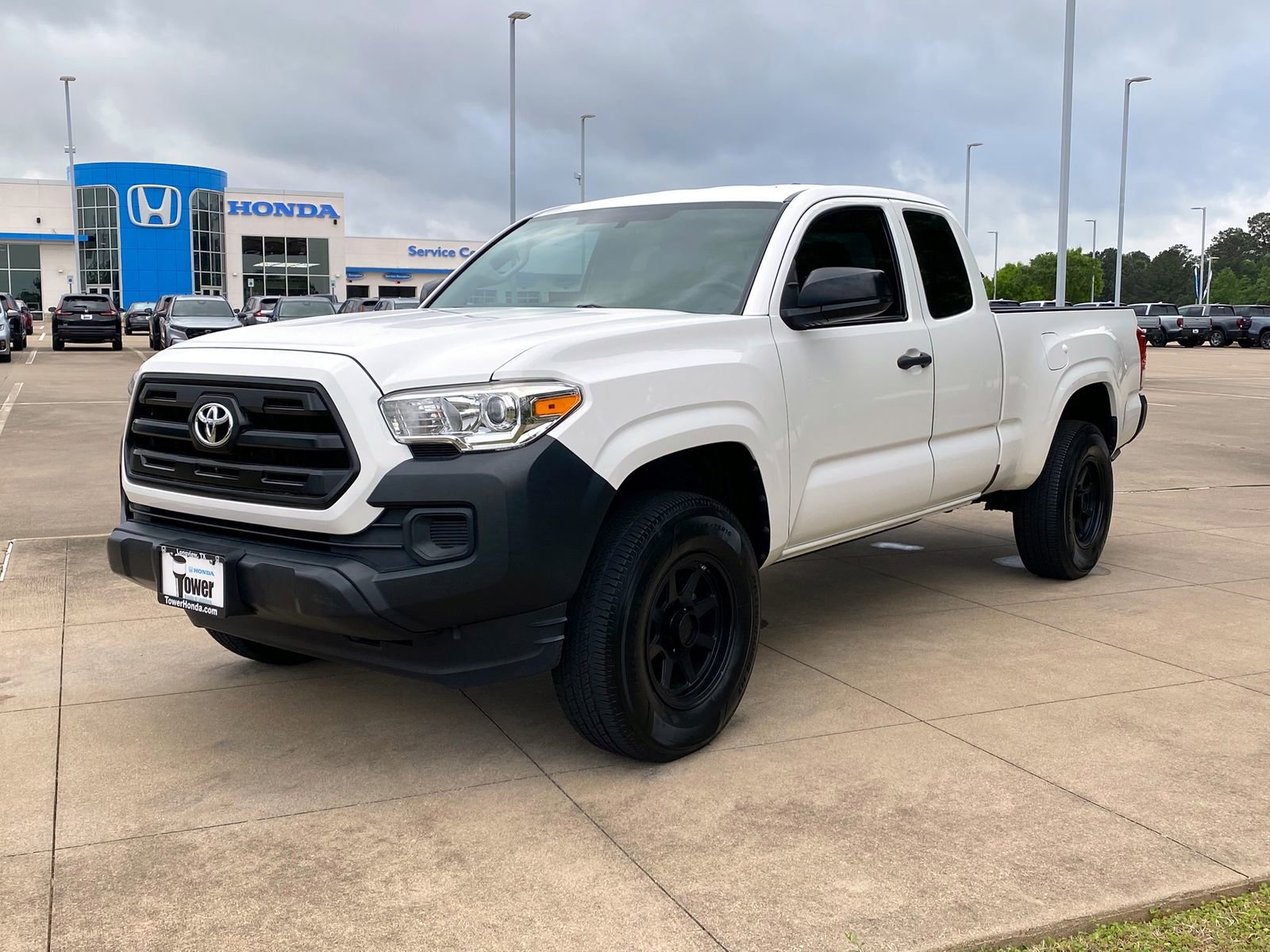 Used 2017 Toyota Tacoma SR image 3