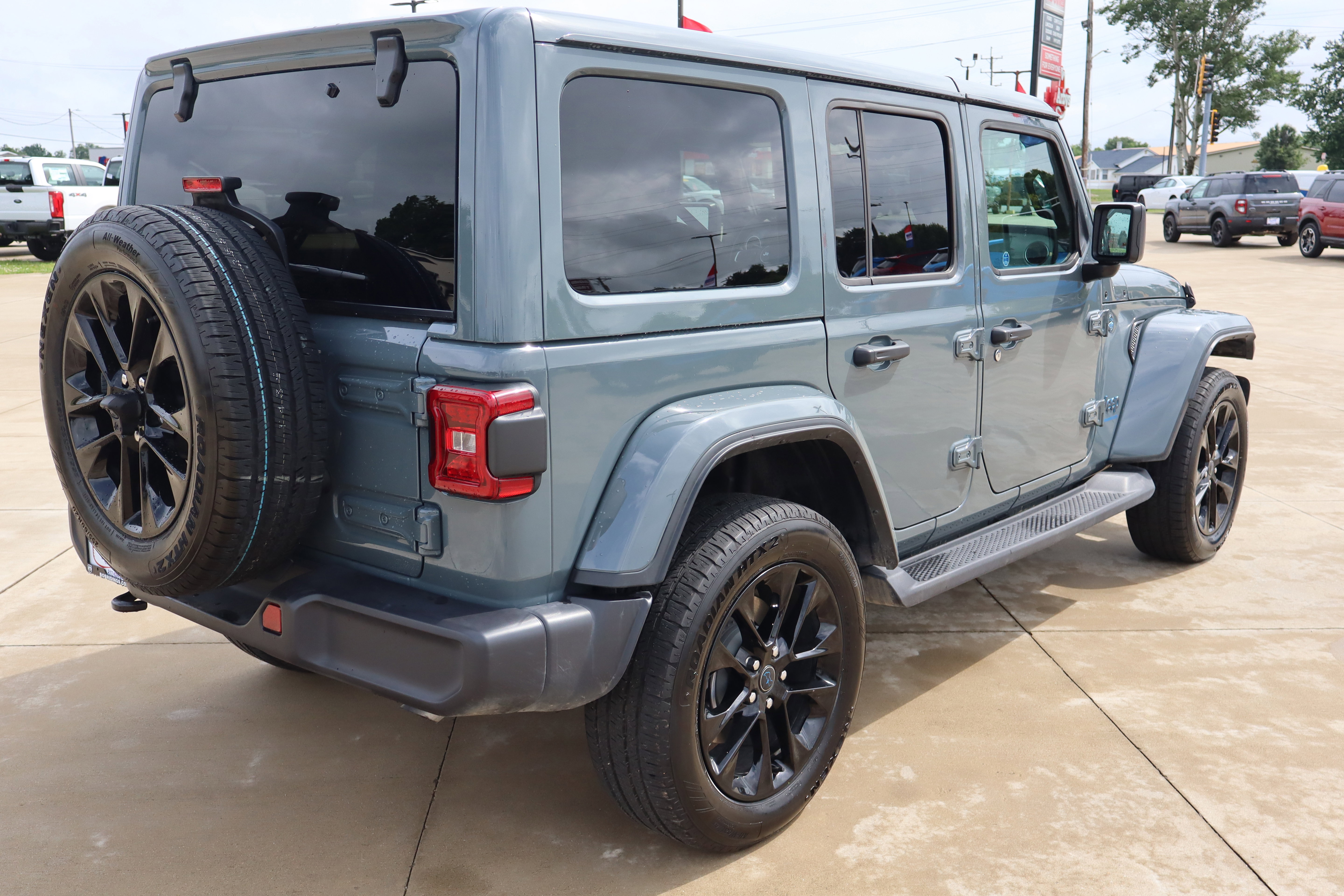 Used 2025 Jeep Wrangler Unlimited Sahara AWD/4WD image 5