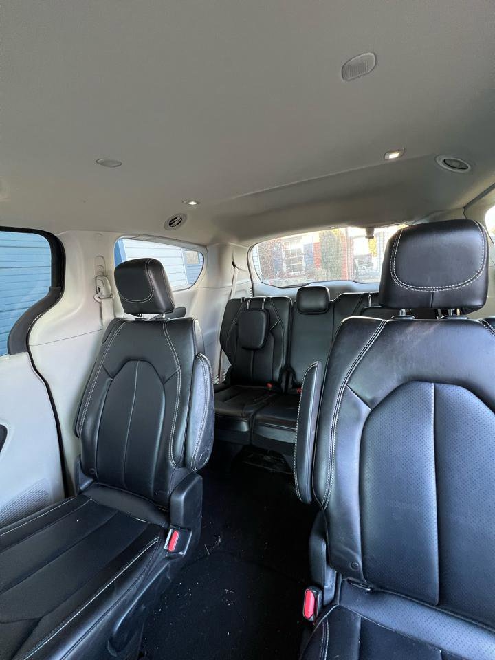 Used 2023 Chrysler Pacifica Touring-L image 10