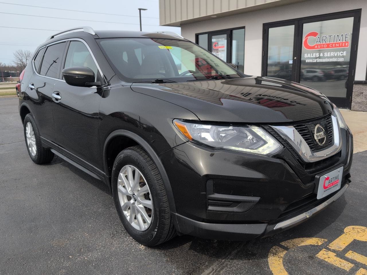 Used 2017 Nissan Rogue SV image 2