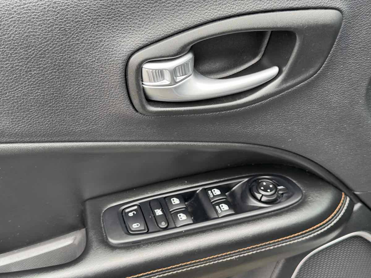 Used 2018 Jeep Compass Latitude w/ Popular Equipment Group AWD/4WD image 31