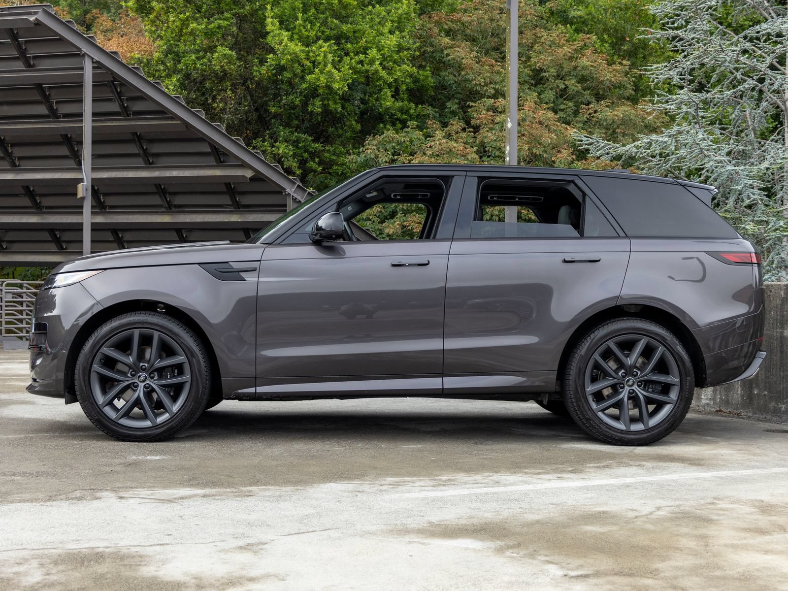 Used 2024 Land Rover Range Rover Sport Dynamic SE AWD/4WD image 2