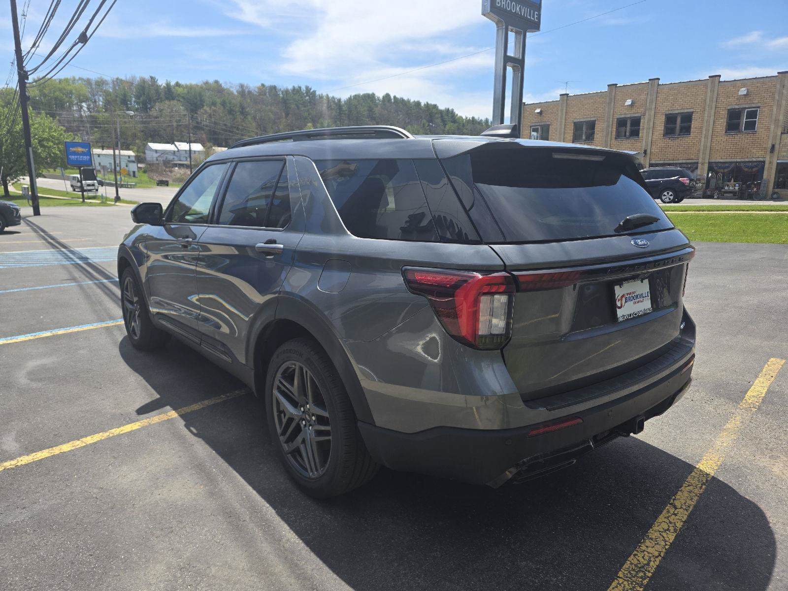 Used 2025 Ford Explorer ST-Line w/ ST-Line Street Pack AWD/4WD image 6