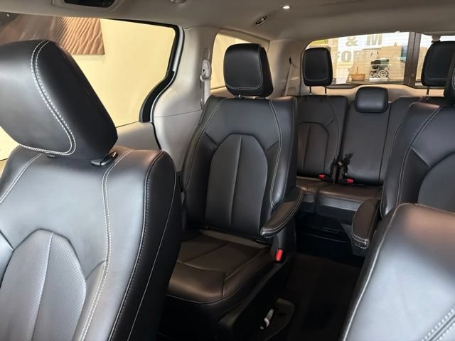 Used 2023 Chrysler Pacifica Touring-L FWD image 14