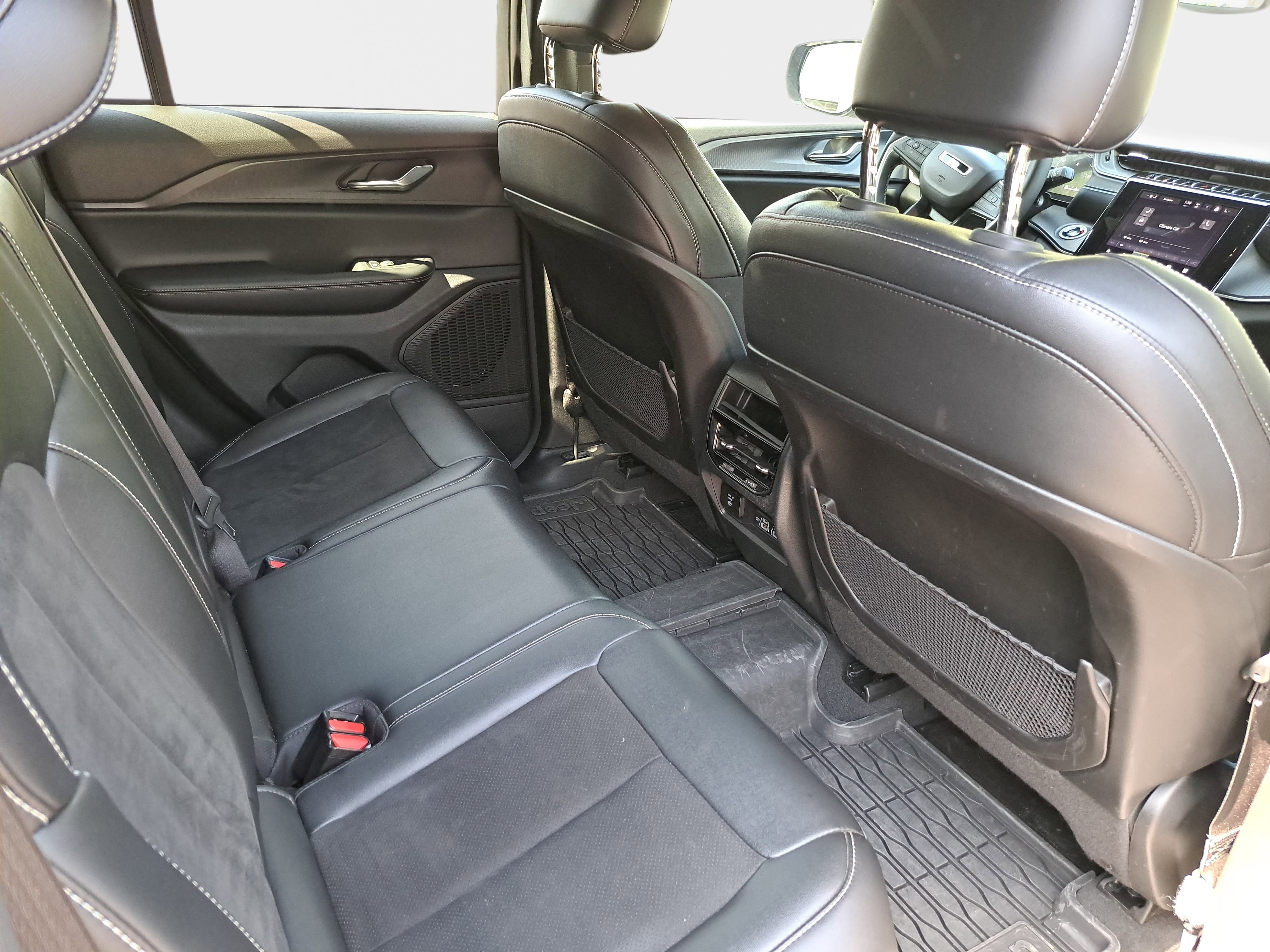 Used 2024 Jeep Grand Cherokee Altitude image 11