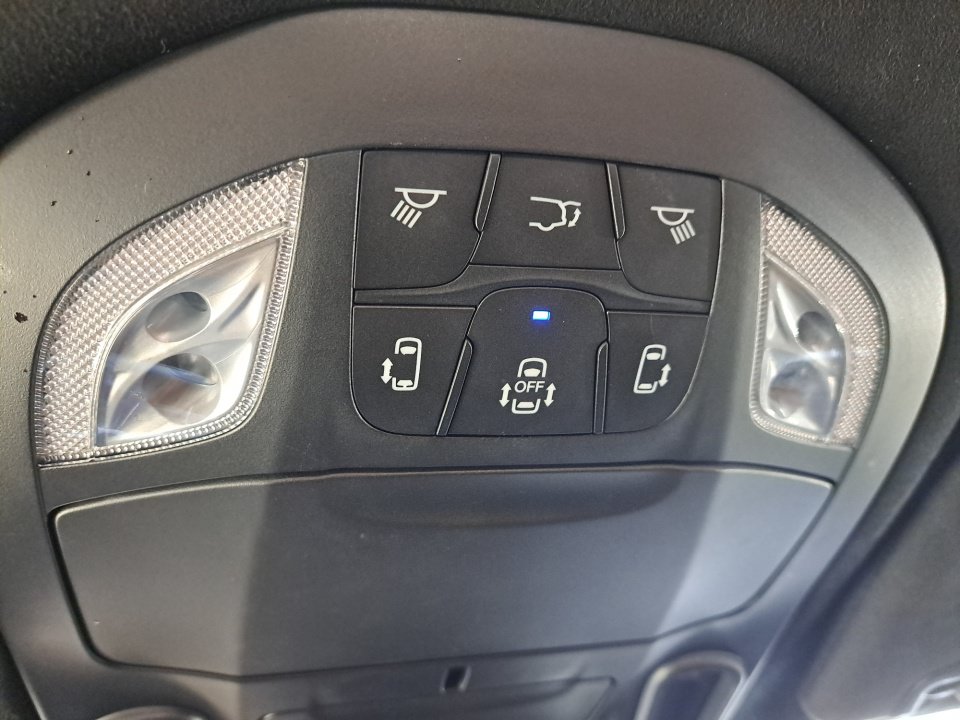 Used 2021 Chrysler Pacifica Pinnacle FWD image 34