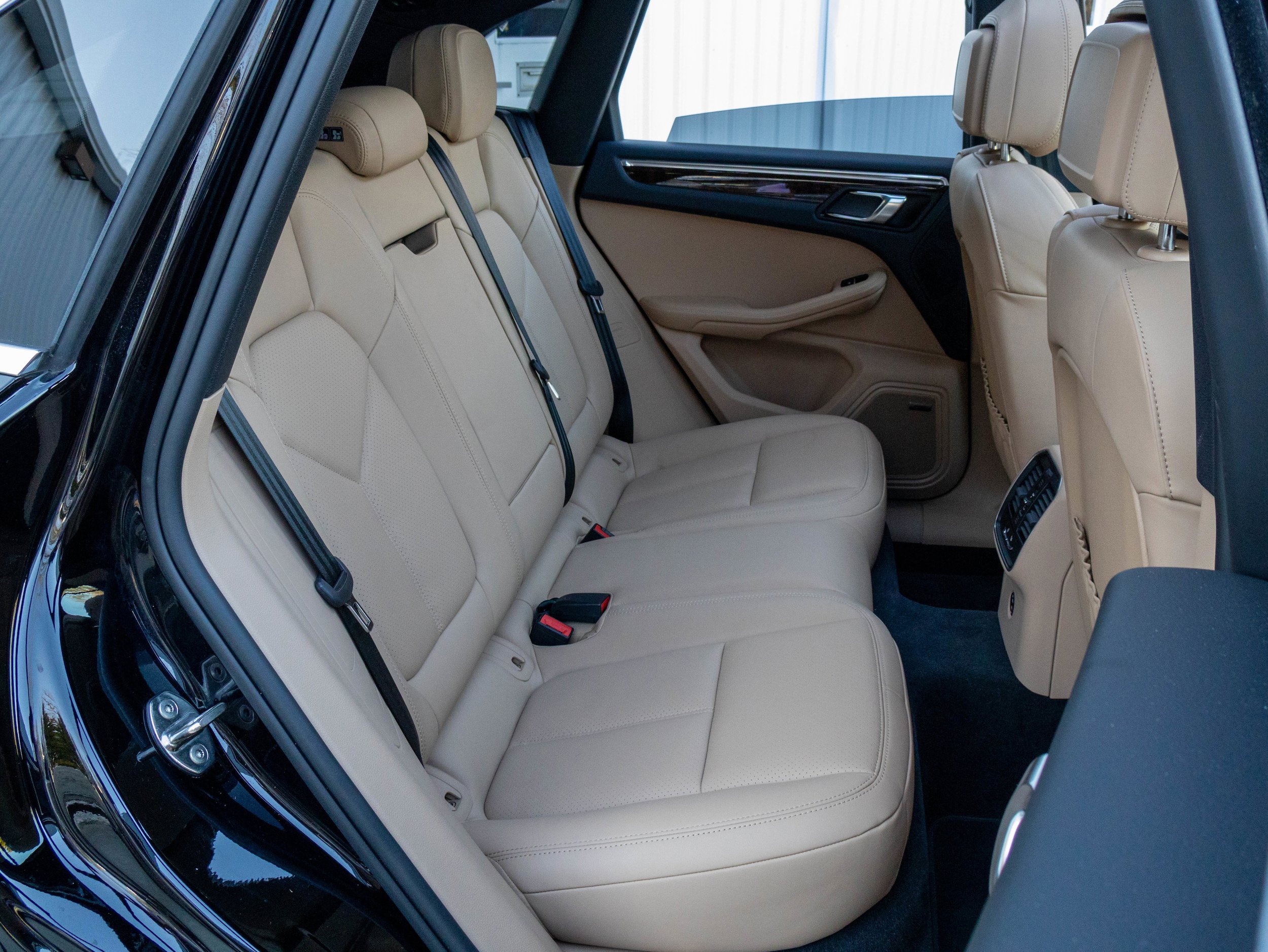 Certified 2025 Porsche Macan AWD/4WD image 34