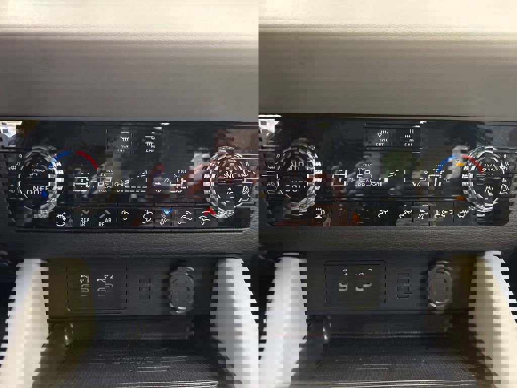 Used 2025 Mitsubishi Outlander SEL image 38