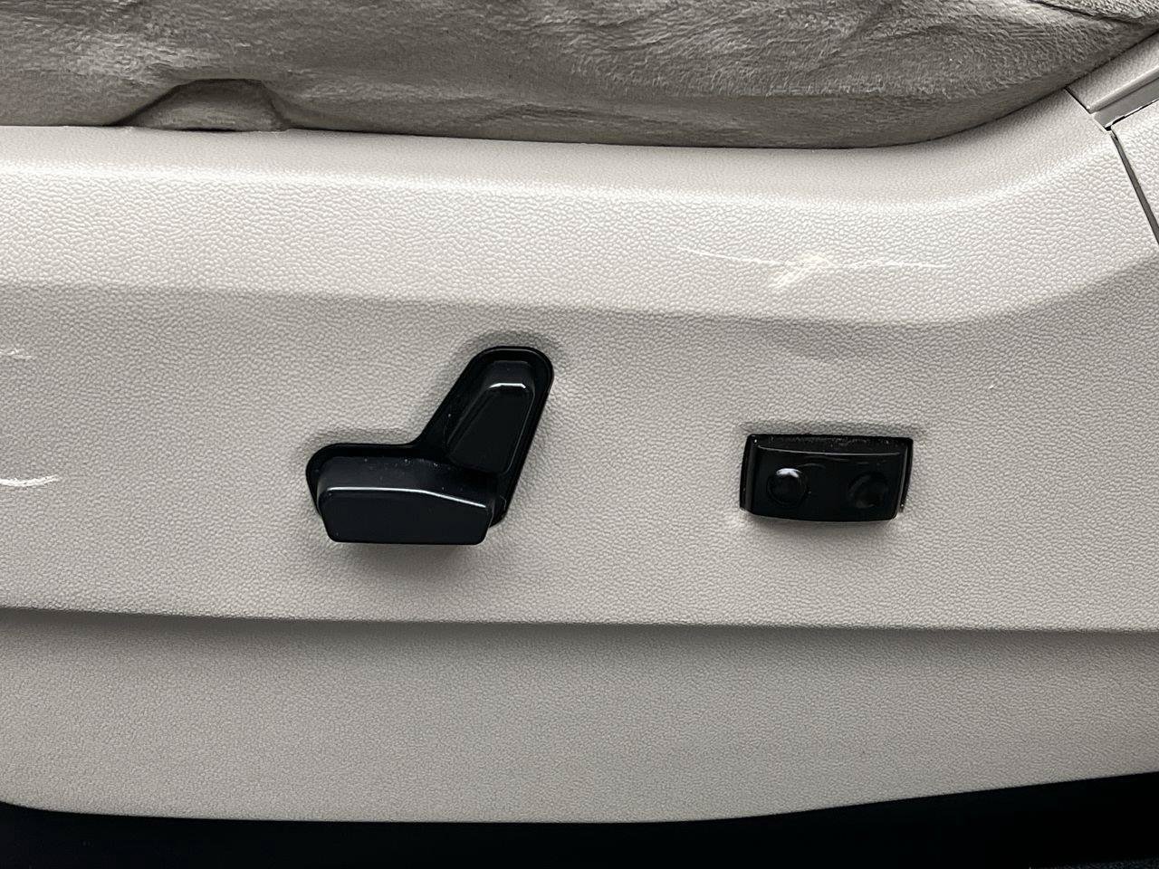 Used 2016 Dodge Grand Caravan SXT w/ UConnect Hands-Free Group FWD image 9