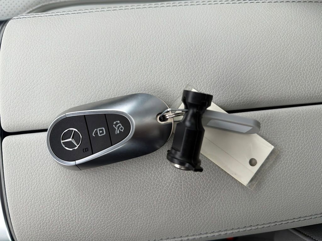 Used 2025 Mercedes-Benz GLC 350e 4MATIC image 24