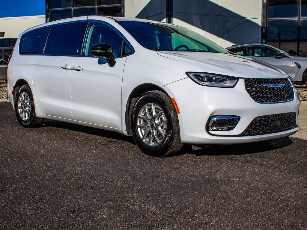 Used 2024 Chrysler Pacifica Touring-L image 3