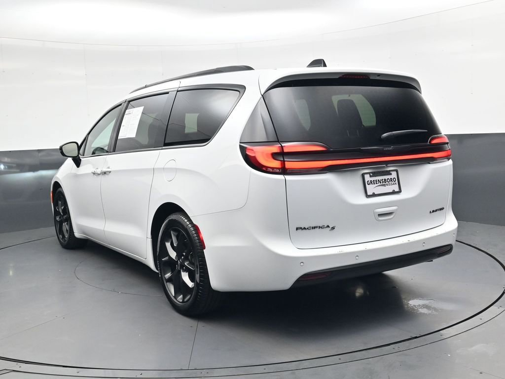 Used 2025 Chrysler Pacifica Limited image 5