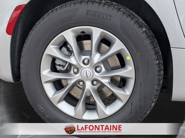 New 2026 Chrysler Pacifica Limited w/ Uconnect Theater Family Group image 34