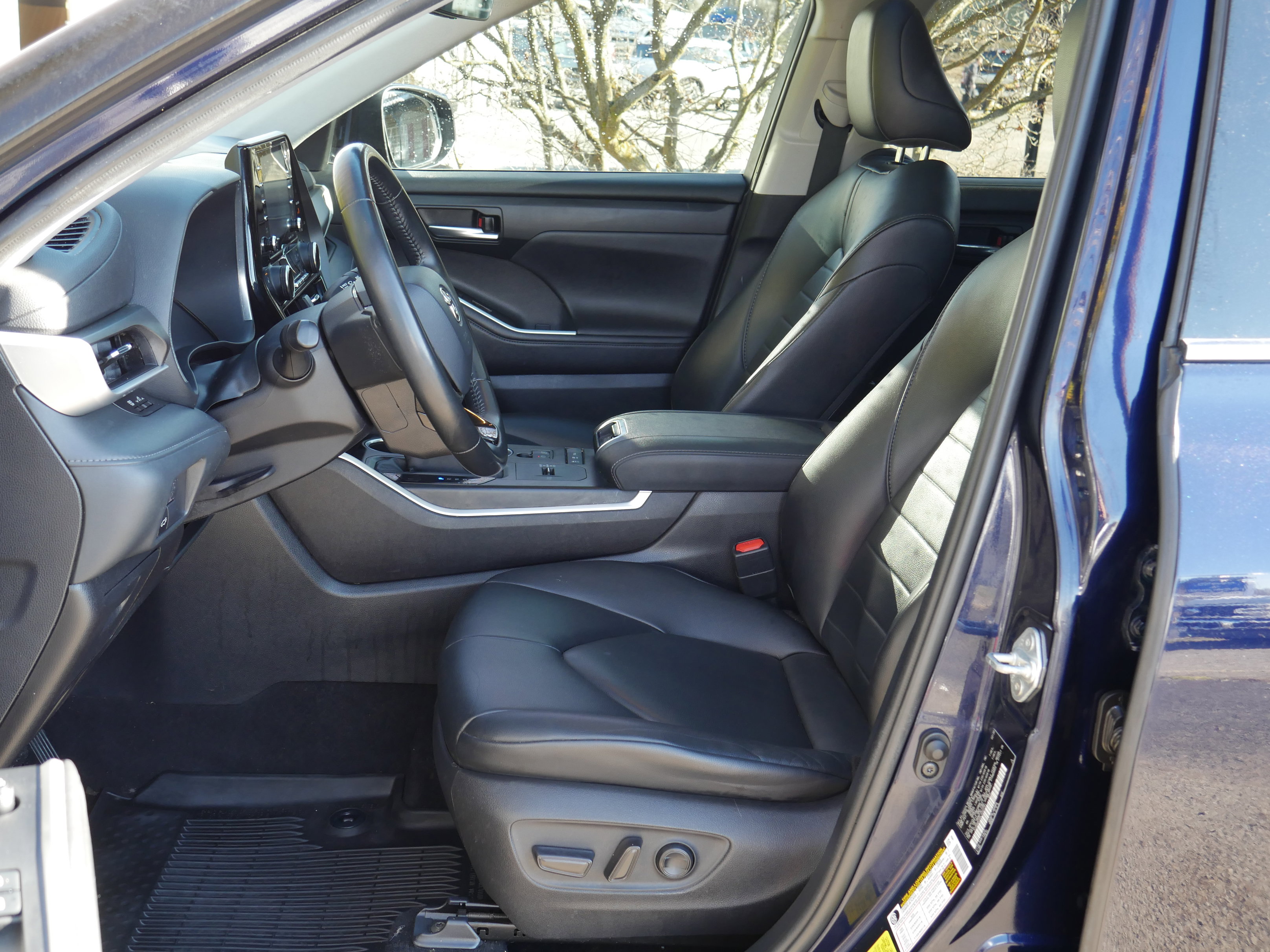 Used 2020 Toyota Highlander XLE AWD/4WD image 3