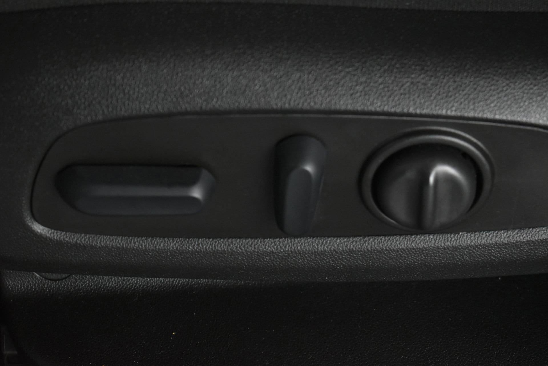 Used 2023 GMC Terrain SLE w/ Driver Convenience Package FWD image 14