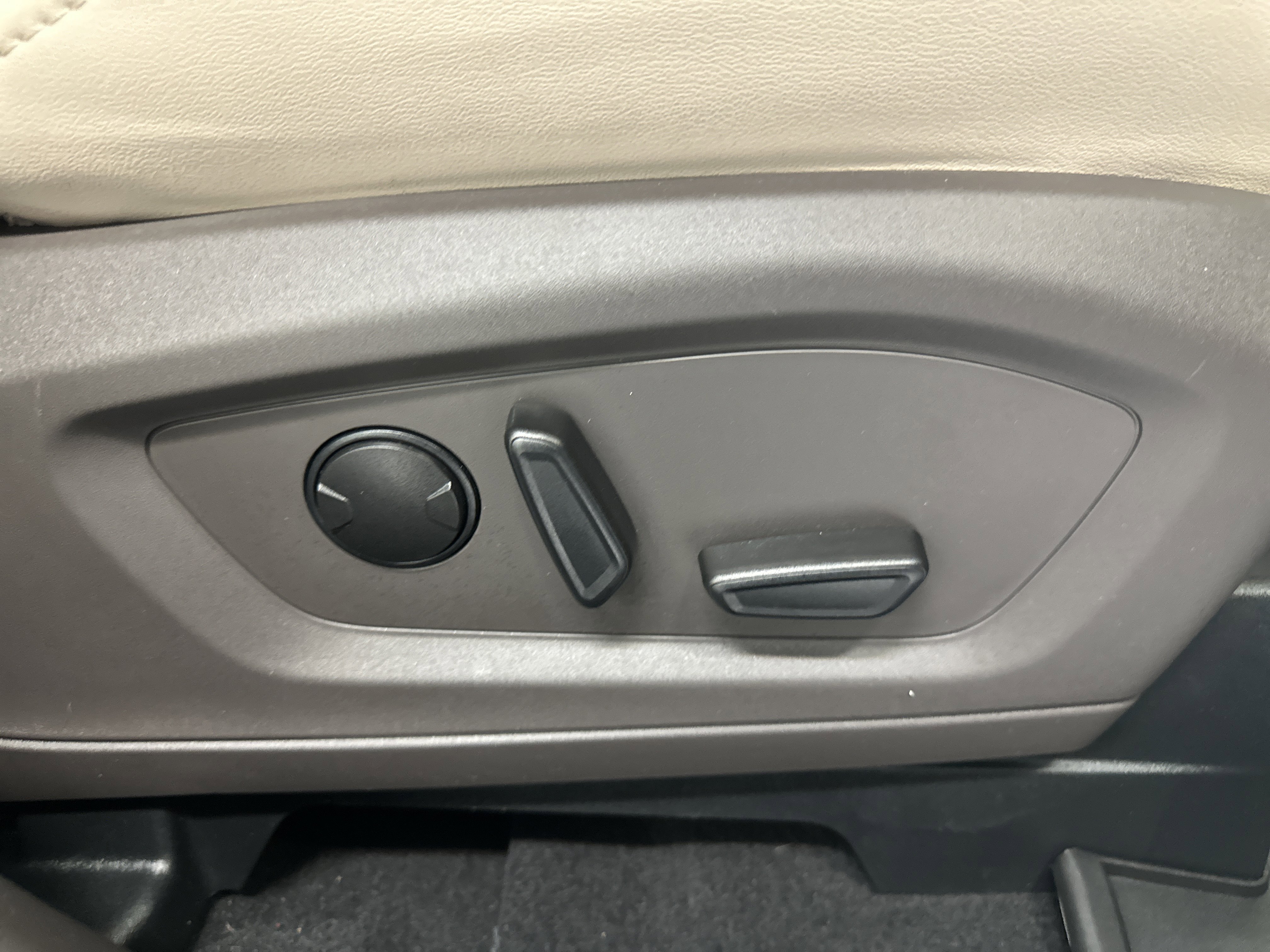 Used 2022 Ford Explorer Platinum w/ Technology Package image 26