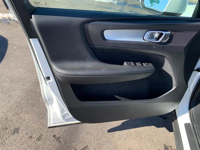 Used 2019 Volvo XC40 T5 Momentum image 33