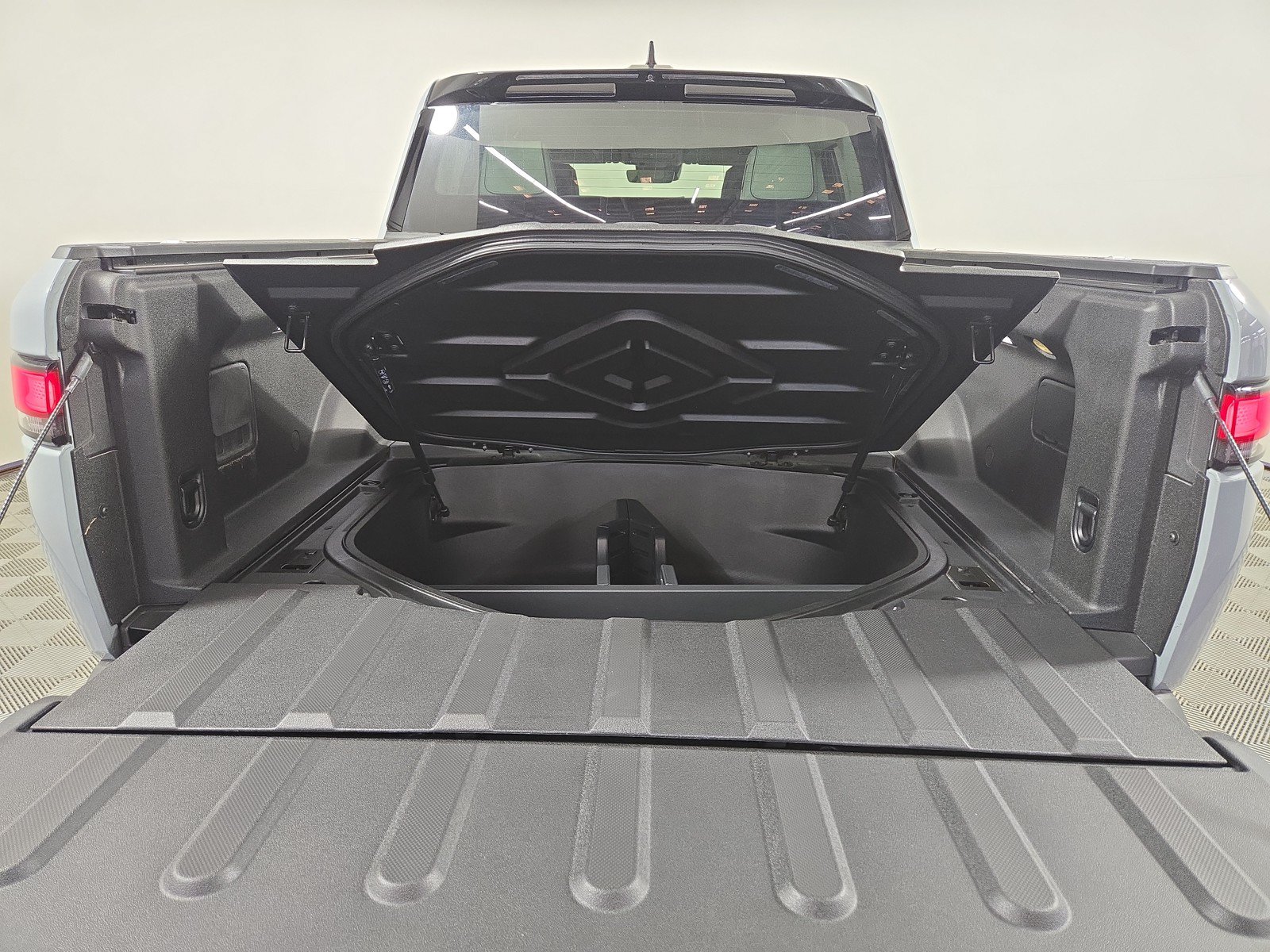 Used 2023 Rivian R1T Adventure AWD/4WD image 30