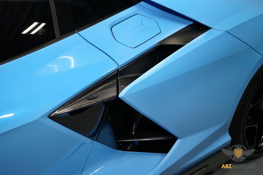 Used 2025 Lamborghini Revuelto image 13