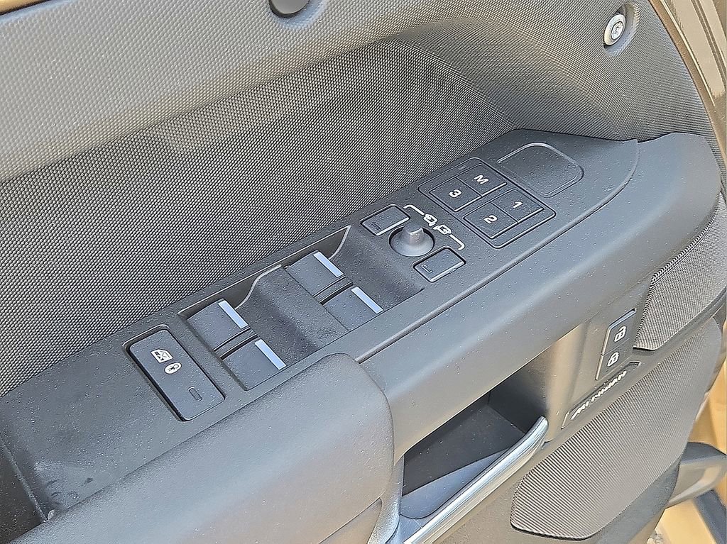 Used 2025 Land Rover Defender 110 S image 20