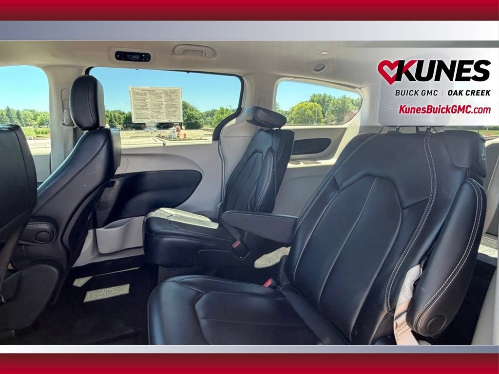 Used 2023 Chrysler Pacifica Touring-L FWD image 10