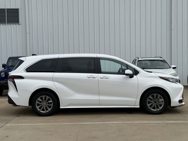 Used 2023 Toyota Sienna LE FWD image 3